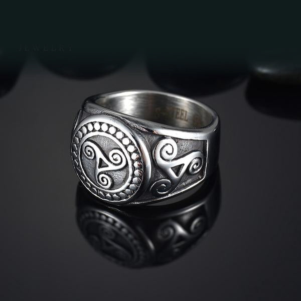 Triskelion Ring